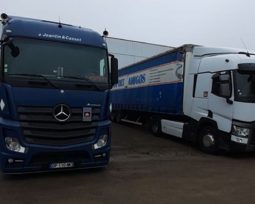 deux camions bleus